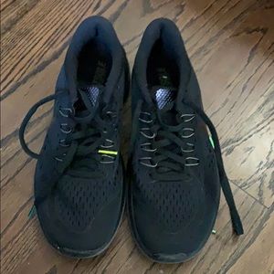 women’s black nike sneakers